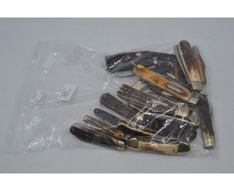 Twenty-four various vintage horn-handled folding pocket knives. (24)