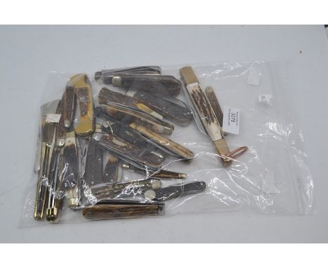 Twenty-four various vintage horn-handled folding pocket knives. (24)