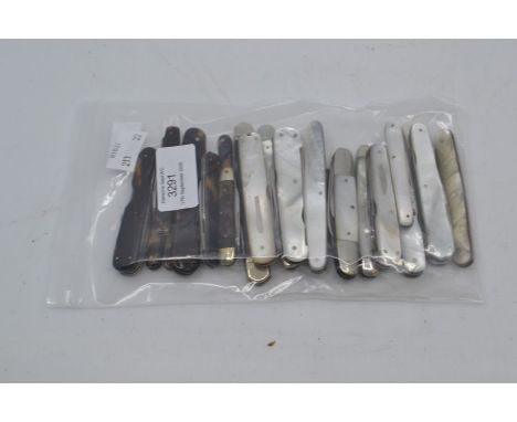 Twelve various small vintage pearl-handled folding pocket knives, together with ten tortoiseshell-handled folding pocket kniv