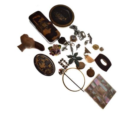 Assorted jewellery and objects of virtue to include; a horn snuff box with tortoiseshell cover, a 9ct gold bar brooch with qu