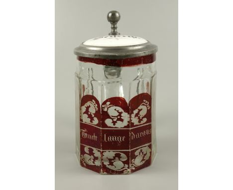 personifizierter Bierkrug mit Rubinätze, Böhmen um 1890, Pressglas, vieleckig, angesetzter Ohrhenkel, Zinndeckel mit Porzella