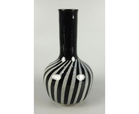 Vase, Form 352, Hedwig Bollhagen, 1950er Jahre, wie Dekor 202 in Schwarz und Grau, leichtes Craquelé, Boden mit Pressmarke un