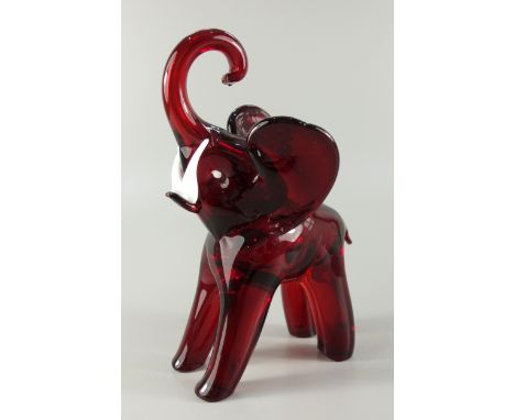 Elefant, wohl Murano, 1950er Jahre, rubinrotes Glas, Augen und Stoßzähne aus Milchglas, H.19cmElephant, probably Murano, 1950