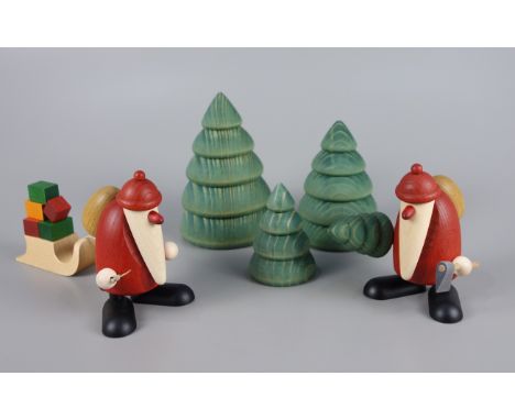 2 Weihnachtsmänner und 3 Tannenbäume, Björn Köhler, Eppendorf, Erzgebirge, Weihnachtsmann mit Axt und Tanne; Weihnachtsmann m
