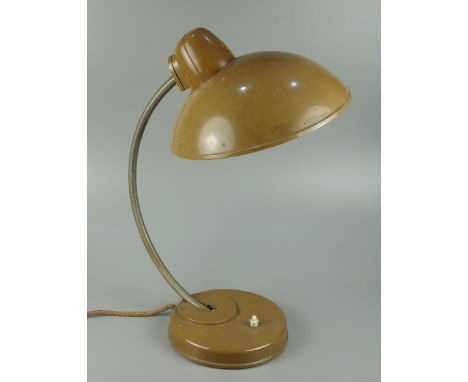 Bakelit- Schreibtischlampe, IKA LGL, Art-Déco, 1930er Jahre, großer Reflektorschirm aus hellbraunem Bakelit, schwerer Standfu