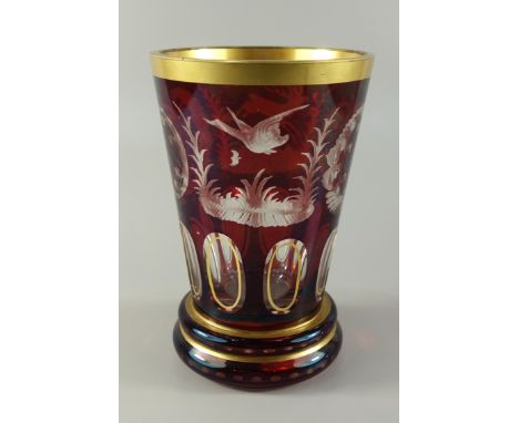 Vase mit Jagdgravur, 1.Hälfte 20. Jh., Klarglas mit rubinrotem Überfang und Goldkonturen, Wulststand und konische Wandung, H.