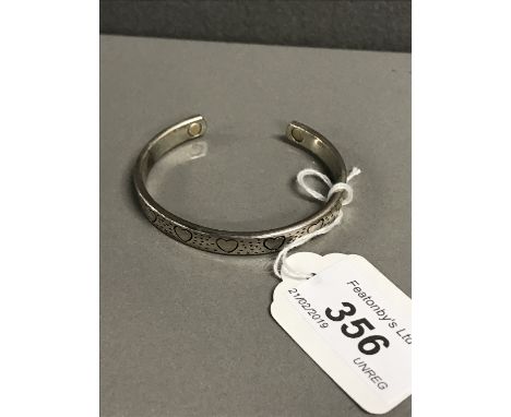 WHITE METAL BANGLE (24.3g)