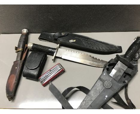 3X SHEATHED HUNTING KNIVES AND SWISS ARMY STYLE KNIFE IN SHEATH