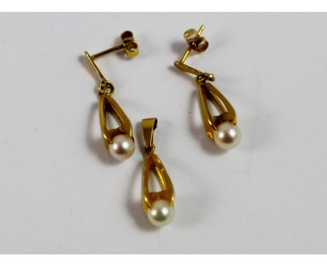 Hallmarked 9ct gold pendant, pearl pendant and drop earrings set, 2.7g