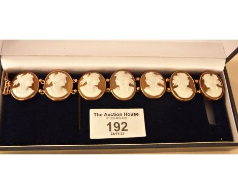 Seven panel shell cameo bracelet in 9ct gold frame, approx. 16.5g