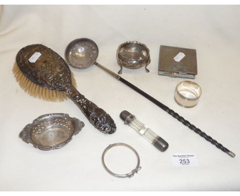 Silver backed hairbrush, a Georgian toddy ladle, a double-ended scent bottle (unmarked), a compact and four silver items