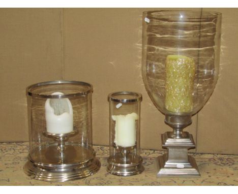 Reproduction bankers type desk lamp with green shade, together with three contemporary candle lanterns of varying size and de