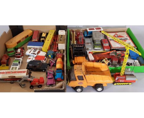 Collection of unboxed model vehicles including Corgi Major Tower Crane, Articulated Horse Box, others by Matchbox, Corgi, Ton