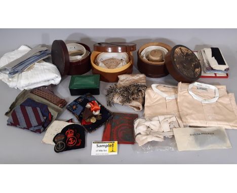 Interesting collection of mens vintage accessories including a leather collar box containing 5 'The Lacex' winged collars, a 