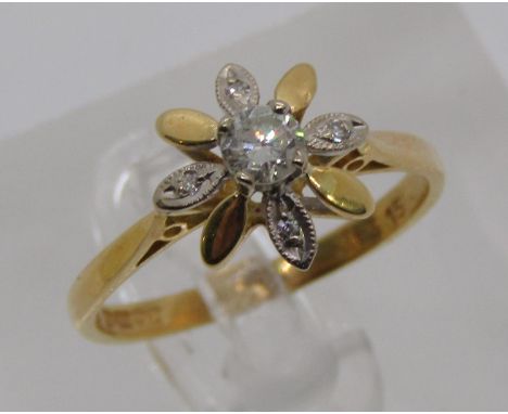 18ct flower head diamond ring, centre stone 0.20ct approx, size L/M, 2.3g 