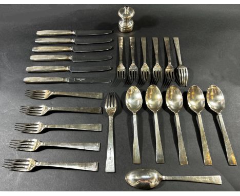 Roberts &amp; Belk Ltd, Romney silver plated flatware with genie lamp, stamp to handle, for six settings, main and side knive