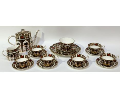 A Royal Crown Derby tea service with traditional Imari pattern number comprising a teapot (h-19cm) and two cake plates, a sug