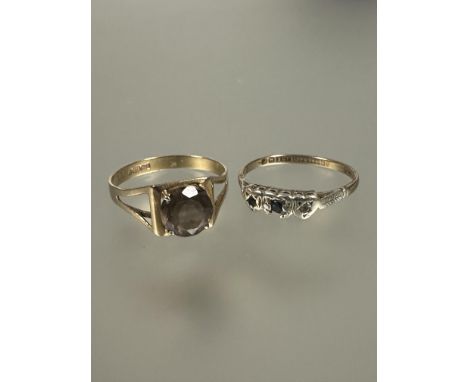 A 9ct gold dress ring set circular cut cairngorm mounted in four claw setting T 2.11g and a 9ct gold platinum mounted sapphir