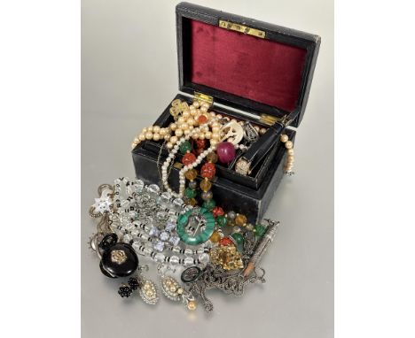 A vintage jewellery box containing a collection of jewellery to include a cultured pearl bead necklace, malachite white metal