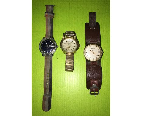 GENTS KIENZLE AUTOMATIC WRIST WATCH ON EXPANDING BRACELET, A TIMEX DAY DATE WRIST WATCH AND A SEKONDA 17 JEWEL DATE WRIST WAT
