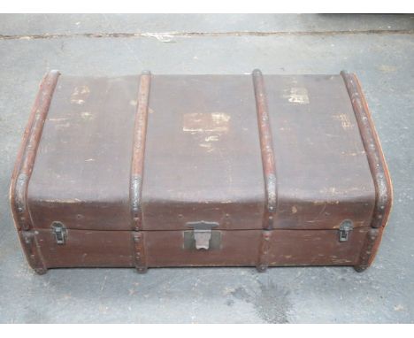 VINTAGE TRAVEL TRUNK 