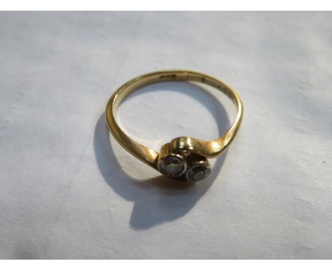 9CT GOLD CROSSOVER RING SET WITH TWO CLEAR STONES