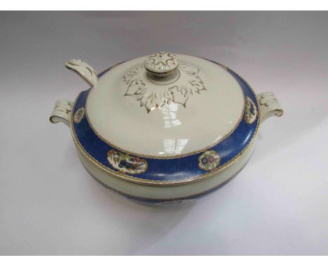 A Bradley's Longton "Chelsea" soup tureen with cover and ladle