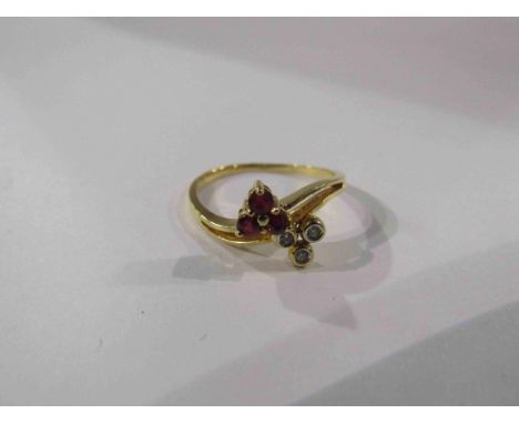 A gold ring with ruby trefoil and diamond trefoil set in a twist, 18ct gold. Size M, 2.2g