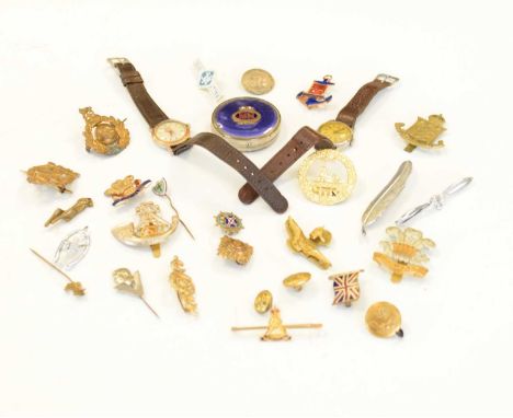 Quantity of gentlemens collectables to include; Merchant Navy compact, various British military cap badges, 'V' pin badge, en