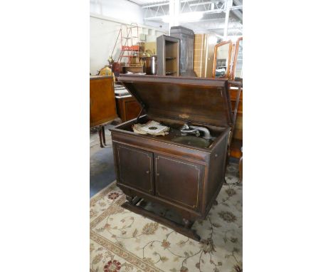 A Vintage Truetone Oak Cased Wind Up Gramophone Player, 82cm Wide 