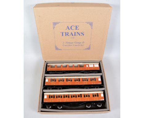 ACE Trains Gauge O model railway Corridor Coache Set, LNER c/4, set A, three passenger coaches 650 'The Flying Scotsman', 632