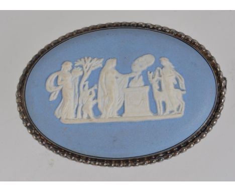 A vintage 925 silver oval brooch with a central Wedgwood plaque with roller clasp. Measures 4.5cms. Weight 11g.