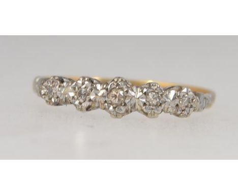 An 18ct gold and platinum vintage ladies diamond ring. The 5 stone setting with approx 10pnts of diamonds, Size R.5 / Weight 