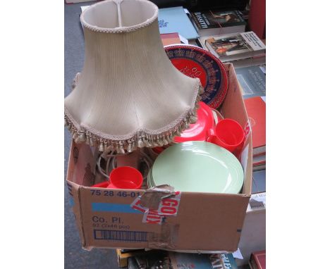 MIXED LOT INCLUDING TABLE LAMP AND VINTAGE KITCHENWARE, ETC. 