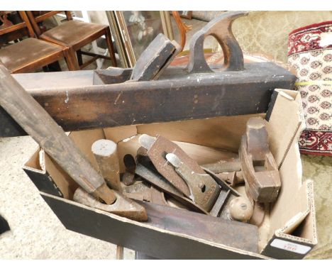 BOX CONTAINING MIXED VINTAGE TOOLS, STANLEY PLANE, A FURTHER BLOCK PLANE ETC   