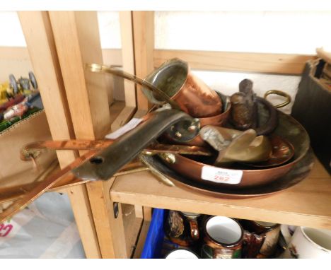 MIXED LOT OF COPPER WARES TO INCLUDE PANS, TRAYS, METAL DOOR KNOCKER ETC   