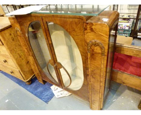 Vintage oak single pedastal desk with three drawers and knee hole by Barlow of West Hartlepool, 65 x 120 cm 