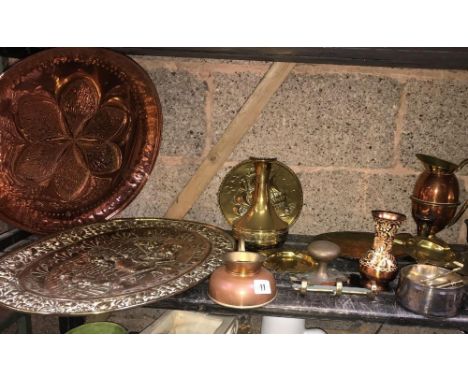 SHELF OF VARIOUS BRASSWARE, COPPERWARE &amp; PLATED GALLERY TRAY