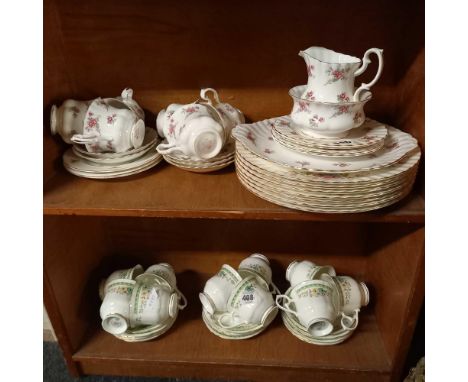 SHELF OF ROYAL WESSEX BUCKINGHAM PATTERN CUPS &amp; SAUCERS &amp; A SHELF OF RICHMOND ROSE THYME PATTERNED CHINAWARE