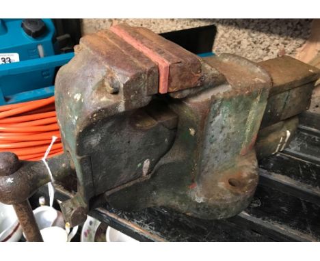 LARGE WOODEN BENCH VICE