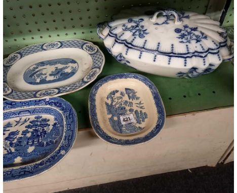 SHELF OF BLUE &amp; WHITE CHINAWARE CONSISTING OF A SOUP TUREEN &amp; LID, PLATES &amp; TEA POT A/F