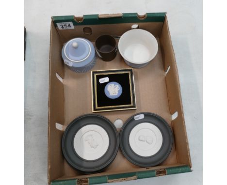 A mixed collection of ceramic items to include Wedgwood jasperware trinket box, plaque and Belvedere wall plaques (7)