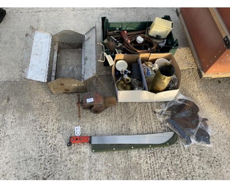 AN ASSORTMENT OF ITEMS TO INCLUDE A PARAMO VICE, A METAL TOOL BOX AND HAND TOOLS ETC 