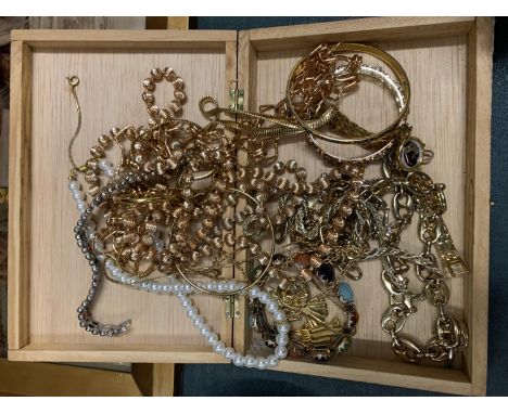 A CIGAR BOX OF MIXED COSTUME JEWELLERY 