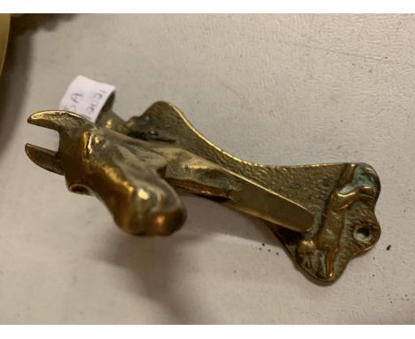 A BRASS HORSE HEAD DOOR KNOCKER 