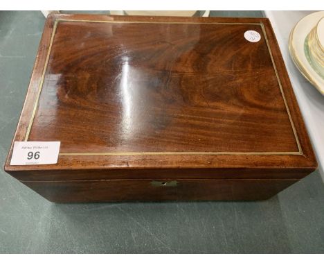 A VINTAGE WALNUT BOX WITH INLAID BRASS DETAIL 
