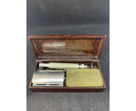 A VINTAGE BOXED GILLETTE HAND RAZOR 