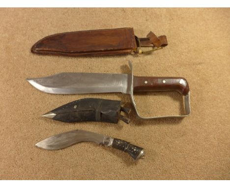 A LARGE BOWIE FIGHTING KNIFE, 25CM BLADE, LEATHER SCABBARD, KUKRI KNIFE (2) 