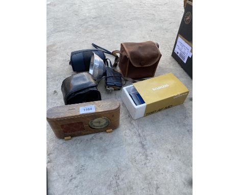 AN ASSORTMENT OF VINTAGE CAMERA EQUIPMENT 