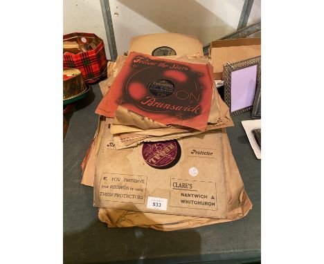 A SELECTION OF VINTAGE GRAMOPHONE RECORDS 